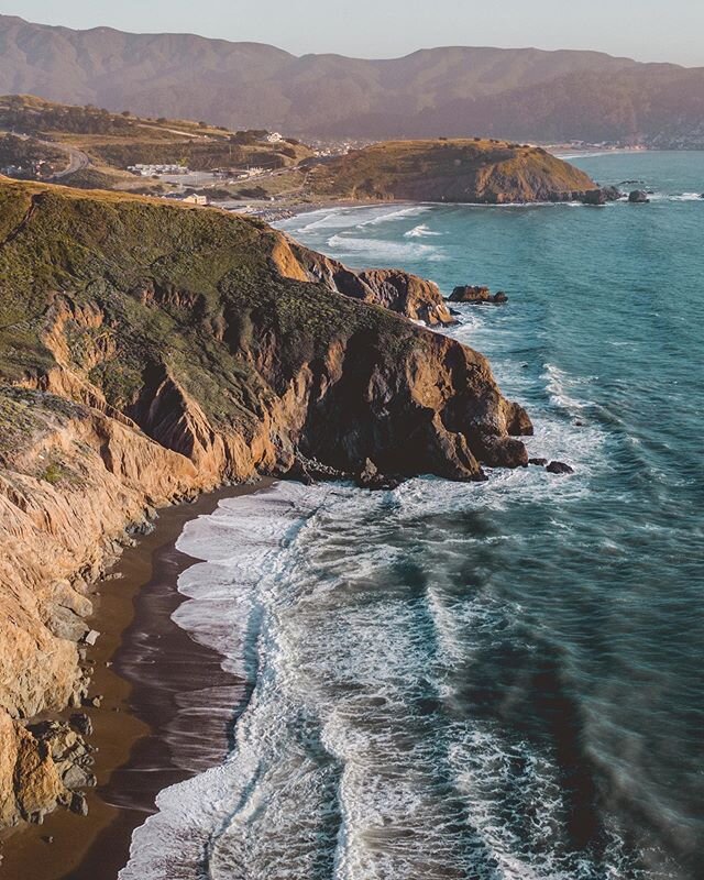 Ohh these California views 💚 We hiked to Mori Point in Pacifica to capture this amazing scenery from above. There are plenty of spots around San Francisco to explore 🗺 That&rsquo;s why I love this city so much!
.
.
.
#sanfrancisco #pacifica #califo