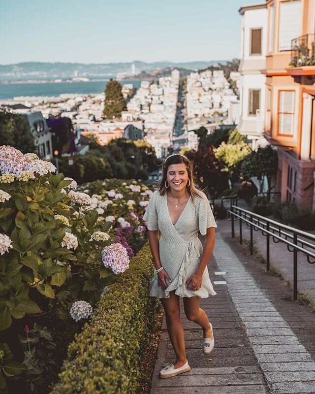 Strolling along the cutest part of Lombard Street 🏡🌳🌸
⠀
Dzień dobry w letni poniedziałek! Mamy oficjalnie lato, a do San Francisco przyszła chłodna, wietrzna i mglista pogoda. Teraz już wiecie, dlaczego każde lato spędzam w Polsce! Mam jednak nadz