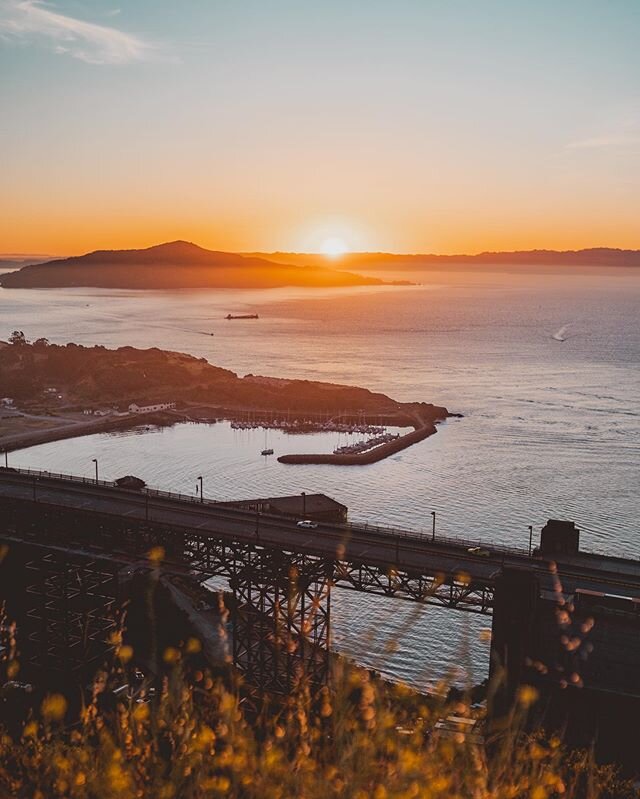 Sunrise from Battery Spencer, Marin Headlands ✨🌅 Waking up at 4 am was definitely worth this view 🌞 Do you like waking up for sunrises?
.
Wsch&oacute;d słońca widziany z Battery Spencer, Marin Headlands ✨🌞 Wstaliśmy o 4 rano, aby zdążyć dojechać w