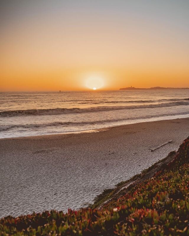 Sunset at Half Moon Bay 🌙✨🌊
.
.
.
#halfmoonbay #sfbayarea #californiasunset #californiaadventure #lensbible #shotzdelight #visualsofearth #beautifuldestinations #voyaged #nakedplanet #earthfocus #bestvacations #travelawesome #hellofrom #earthtones 