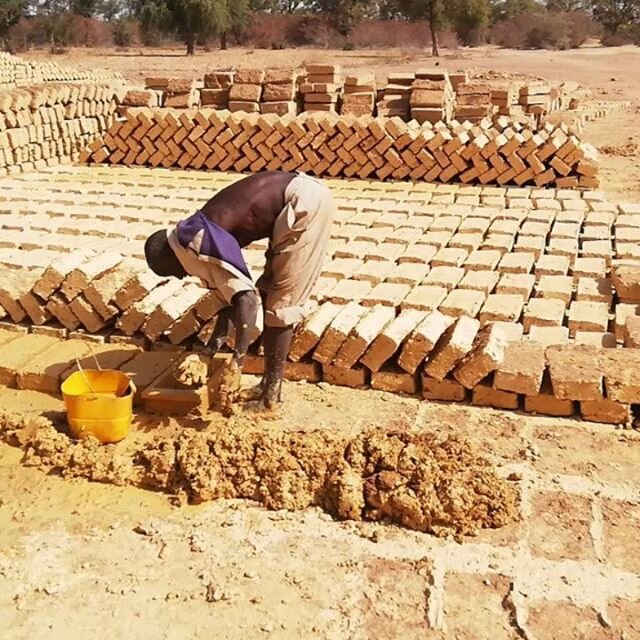 We are back in bricks making season, here in Burkina-faso.
Lots of wind and lots of dust!
Hot during the day but I am very happy to have a good sleeping bag, as nights are fresh, or even cold sometimes.

#weather #dust #wind #cold #hearthbrick #natur