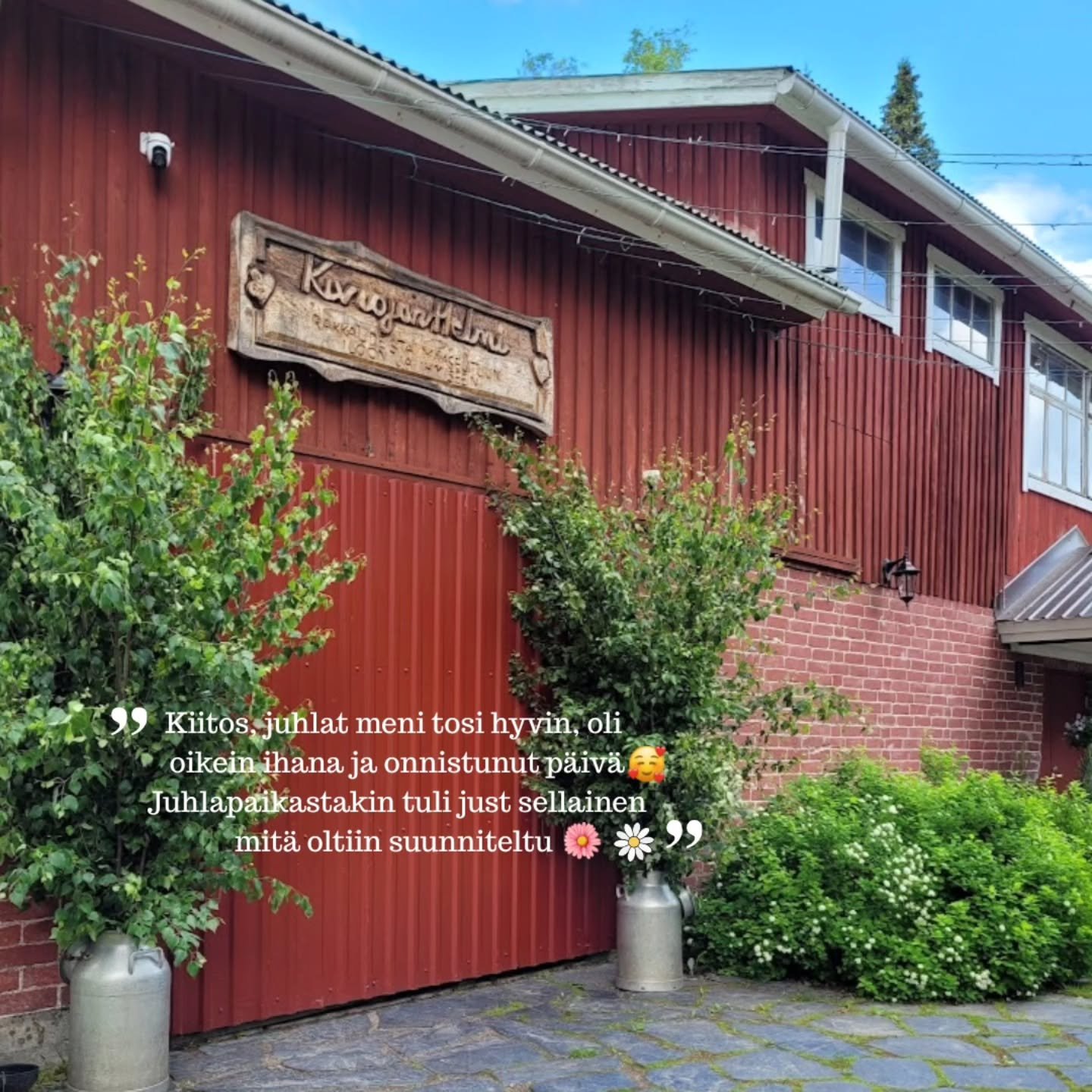 Onneksi rankimmat s&auml;&auml;ennusteet eiv&auml;t k&auml;yneet toteen ja h&auml;&auml;juhlaa saatiin viett&auml;&auml; leppoisasti kes&auml;kuun viimeisen&auml; lauantaina 🌞

Mieleen j&auml;i erityisesti koristeluissa k&auml;ytetyt kauniit ja hemp