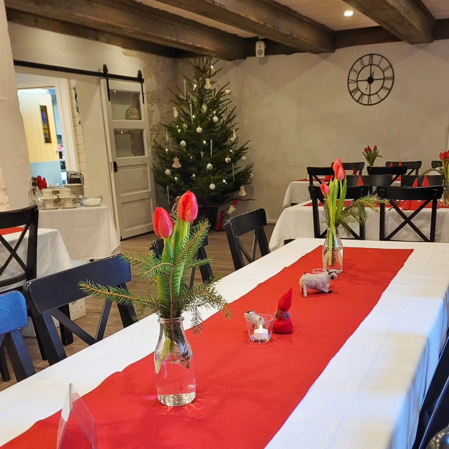 Lauantaina saimme pys&auml;hty&auml; joulun &auml;&auml;relle parhaalla mahdollisella tavalla &ndash; yhdess&auml; ❤️

Vallesmannin jouluherkut notkuivat p&ouml;yd&auml;ss&auml;.  Wanha Parsi Kiviojan Helmess&auml; oli j&auml;lleen pukeutunut joulun 