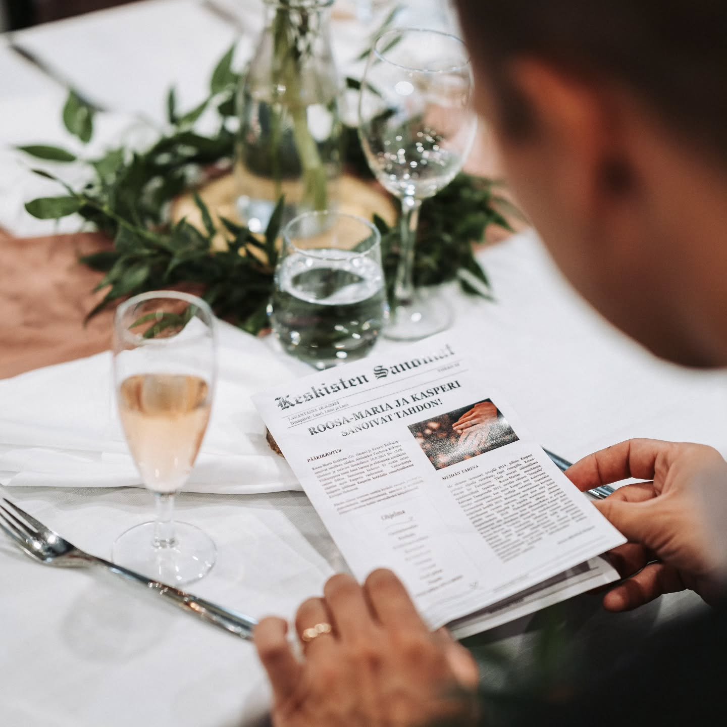 H&auml;&auml;vieraille j&auml;&auml; kiva muisto juhlista esim H&auml;&auml;parin Sanomista 😍 
Sielt&auml; voi lukea h&auml;&auml;parin tarinan, menun ja ohjelman tai voi laittaa pient&auml; visailua ym.

📷 @matiasahonen_photography 

#kiviojanhelm