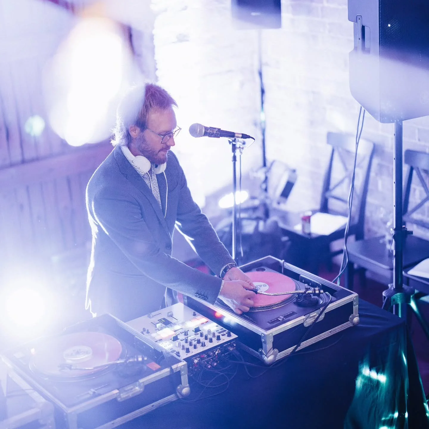 Juhlien yksi rennon fiiliksen tuoja on hyv&auml; musiikki 🎶

@djsampl

📷 @matiasahonen_photography