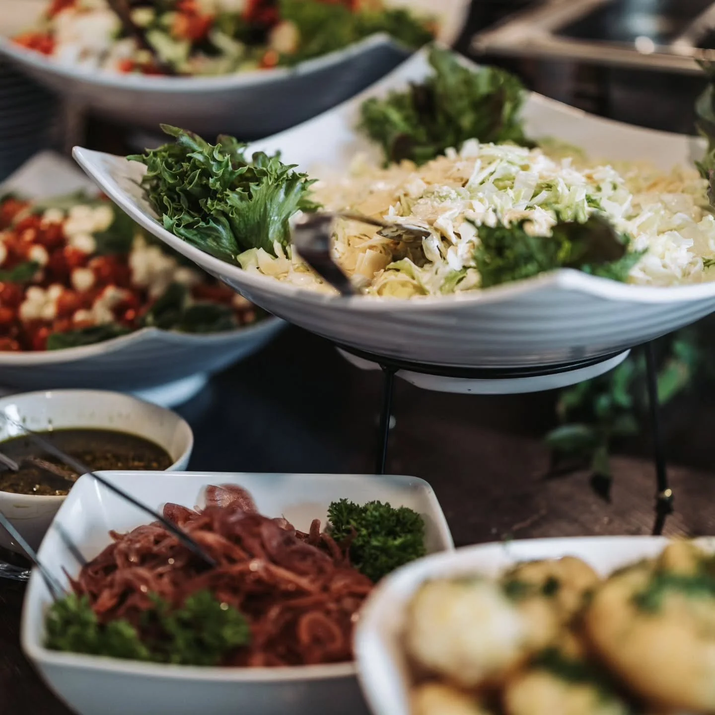 Hyv&auml; ja laadukas ruoka kruunaavat juhlat 🌟

Yhteisty&ouml;kumppanimme hoitavat juhlan cateringin  alusta loppuun 🌟

Kuvat  @ravintola_vallesmanni tarjoiluista 🌟

📷 @matiasahonen_photography 🌟

#kiviojanhelmi #juhlat #juhlanavetta #h&auml;&a