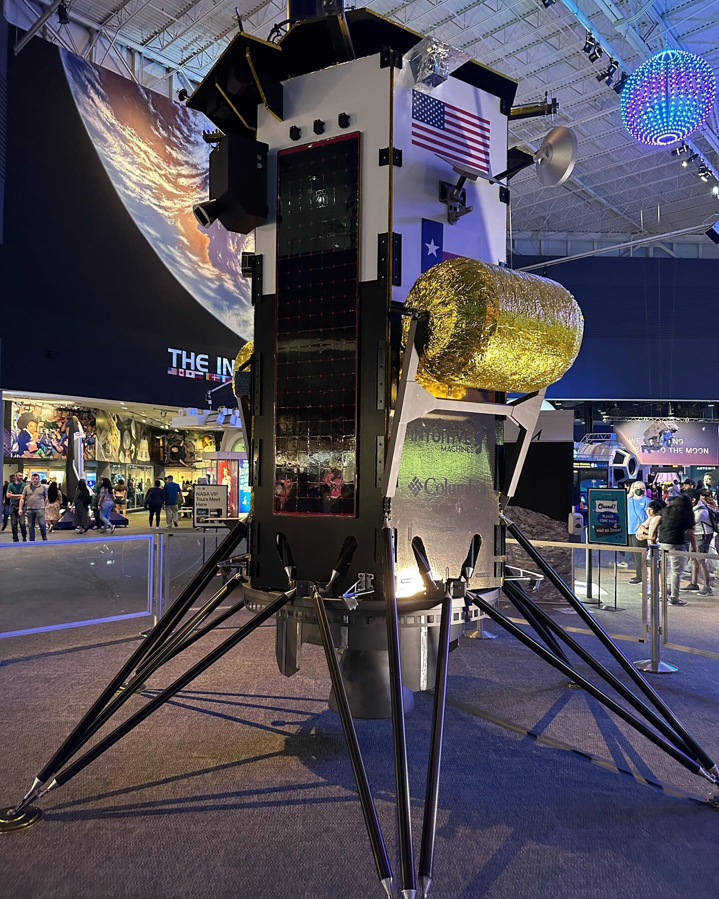 What an honor to create this life-size replica of the Nova-C Lunar Lander for @intuitivemachines . It is on display @iss in Houston!! 🚀