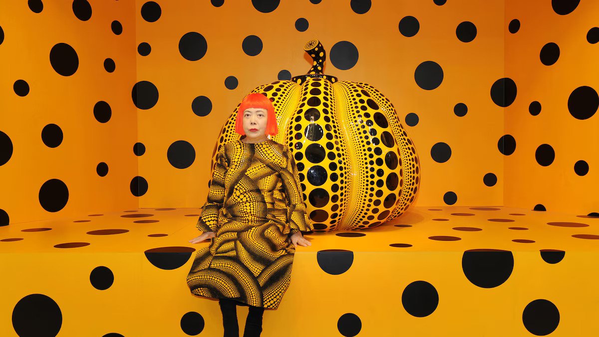 yayoi-kusama-bij-haar-kunstwerk-pumpkin-1994.jpg