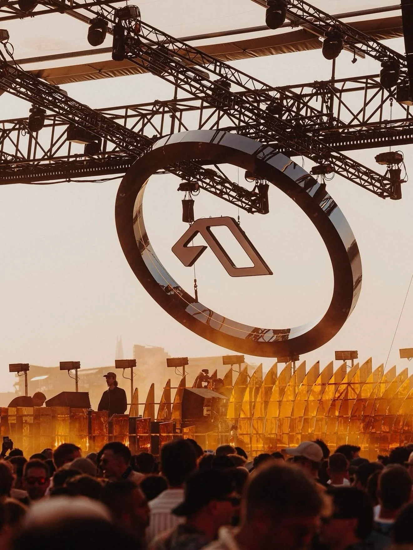 EPIC DESIGN by the brilliant @floraharvey for 

ANJUNADEEP

OLD ROYAL NAVAL COLLEGE
2025
Creative Direction: @sam_tozer@visionfactory
.
.
.
#floraharvey #designer #design #creativedesign  #setdesign #setdesigner #productiondesign #productiondesigner 