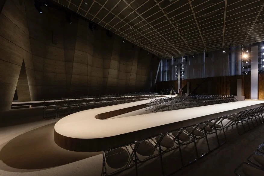 I had the pleasure to attend the @chloe SS26 Fashion Show at the weekend with the brilliant designer @chiarastephenson who designed the show for the brand - a gorgeous and sumptuous exploration of texture, luxury and tones &bull; Beautiful work @chia