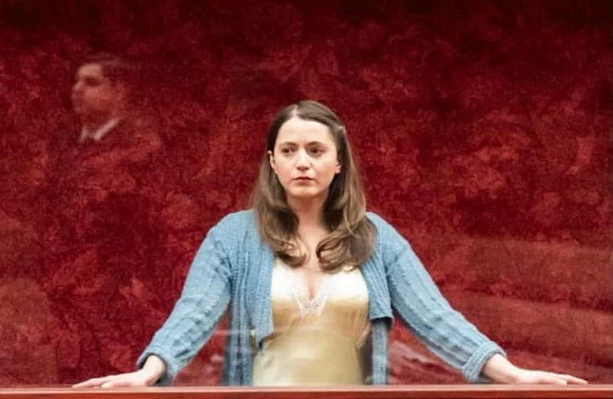 CONGRATULATIONS to DESIGNER @rlvize on her beautiful design for Broken Glass at the @youngvictheatre 

Through a pared-back, fragmented domestic interior, the design reflected the emotional fractures at the heart of the story. Soft neutrals and worn 