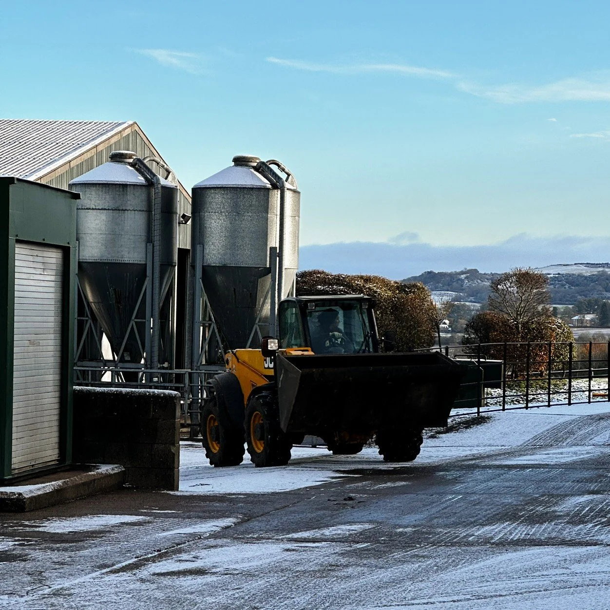 Loadall in the snow.jpg