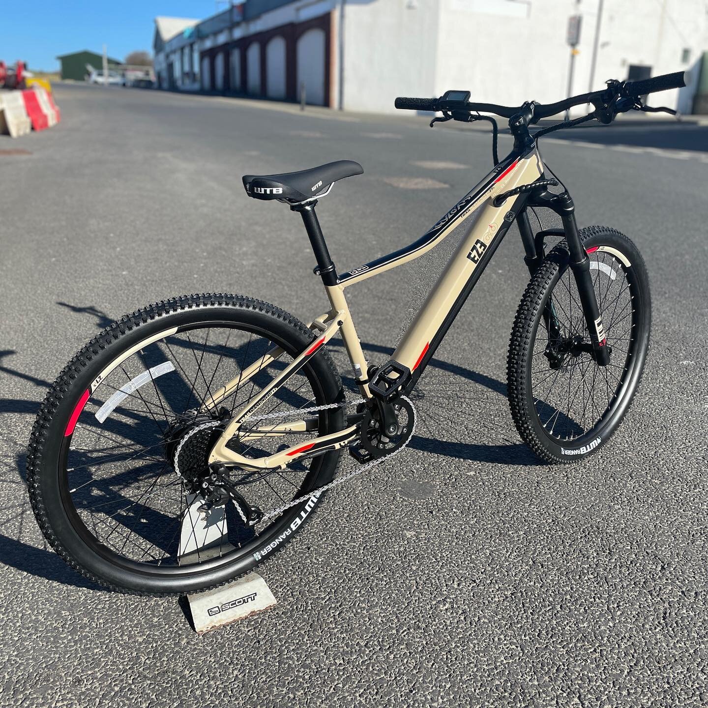 The Ezego Trail Destroyer!

120mm travel electric hardtail mountain bike. Great geometry and discrete internal 400wh battery. Only &pound;1400 !

@ezegocycles #ebike #electricbike #electricmtb #ezego #bude #bikeshop #supportyourlocalbikeshop #trailbi