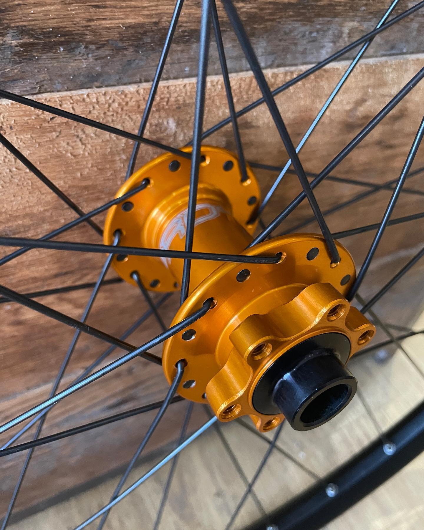 A nice little wheel build to finish off a busy week. 

Love the colour of the hope hubs 👌🏼

#hopehubs #hopetech #wheelbuilding #rideitbude #rideitcycles #bude #cornwall #bikeshop