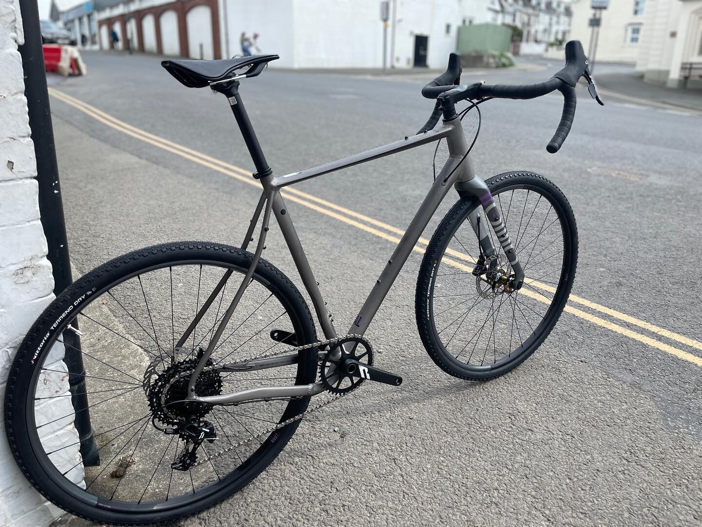 The Rondo Ruut Al 1 - now in stock. Award winning gravel bike which is the perfect combo for road and off road. 
My personal favourite bike I have 😉
Available in:
- medium 
- large
- x large

#rondoruut #rondobikes #rondocc #gravelbike #dropbarsoffr