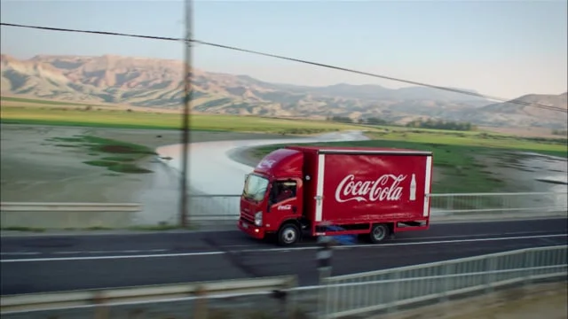 Coca Cola - Kırmızı Kamyon Kapılarını Mutlululuğa Açıyor