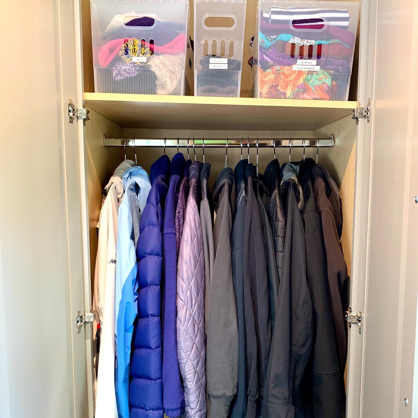 🍂Fall is definitely in the air. Time to get your coat closet organized as the weather turns colder. Start by decluttering and making room for the jackets you and your family actually wear. Consider donating others you no longer use. Create more spac