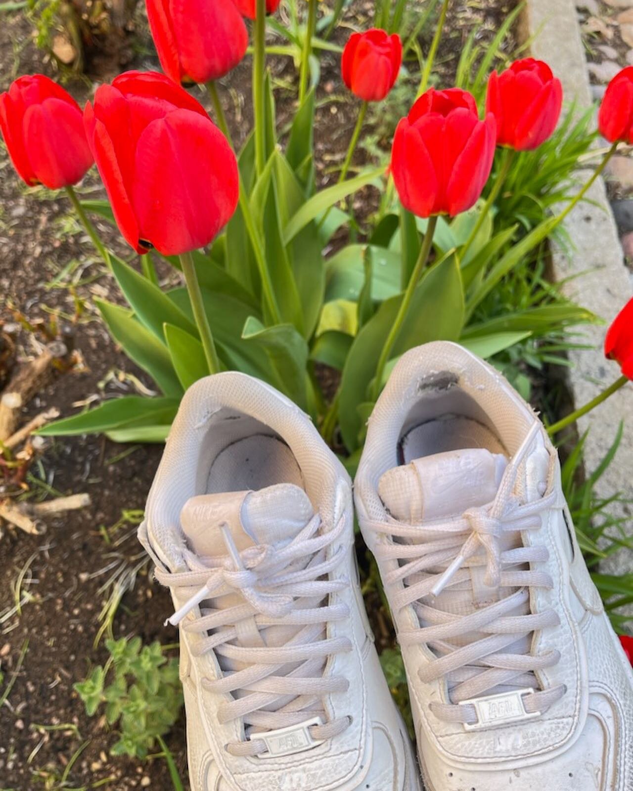 H&auml;r har jag lagat ett par vita sneakers som var trasiga i h&auml;len 😃
V&auml;lkommen in med dina ocks&aring; 🌸