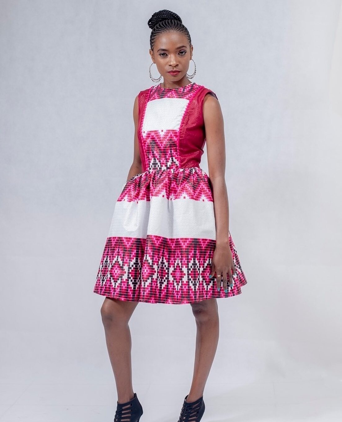 It's all in the details. This is one of my favorite pieces I  made with my students in Tanzania. I still can't get over the how cute the pompom detail is!⁠⁠
⁠⁠
#tenzichacha⁠⁠
#africanfashion⁠⁠
#dress⁠⁠
#cute⁠⁠
#pink⁠⁠
#pompoms⁠⁠
#lookoftheday⁠⁠
#beau