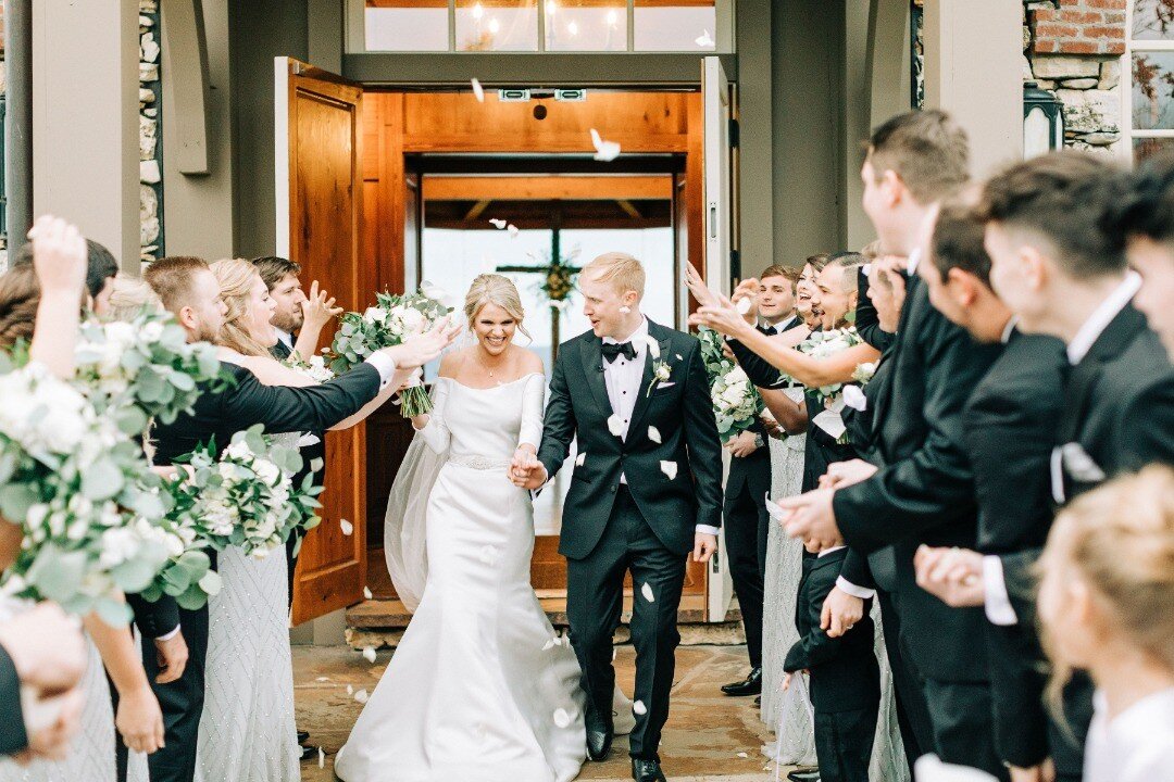 Can I run into the weekend yet?  Let's all be as happy today as my sweet bride @erinn_defoor looks in this photo. 

Photo by @lilyandsparrowphoto

Photographer: Lily and Sparrow
Videographer: PenWeddings
Venue: Top of the Rock
Florals: Artistry in Bl