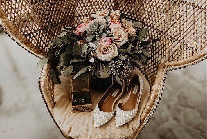 cute shoes + a stunning bouquet + a cute ring box  makes for one amazing photo to help you remember the little details of your big day😍 

Photographer: Zayne Williams
Venue: Greenhouse Two Rivers
Videographer: Rose Gold Films
Hair: Diamond and Dos
M