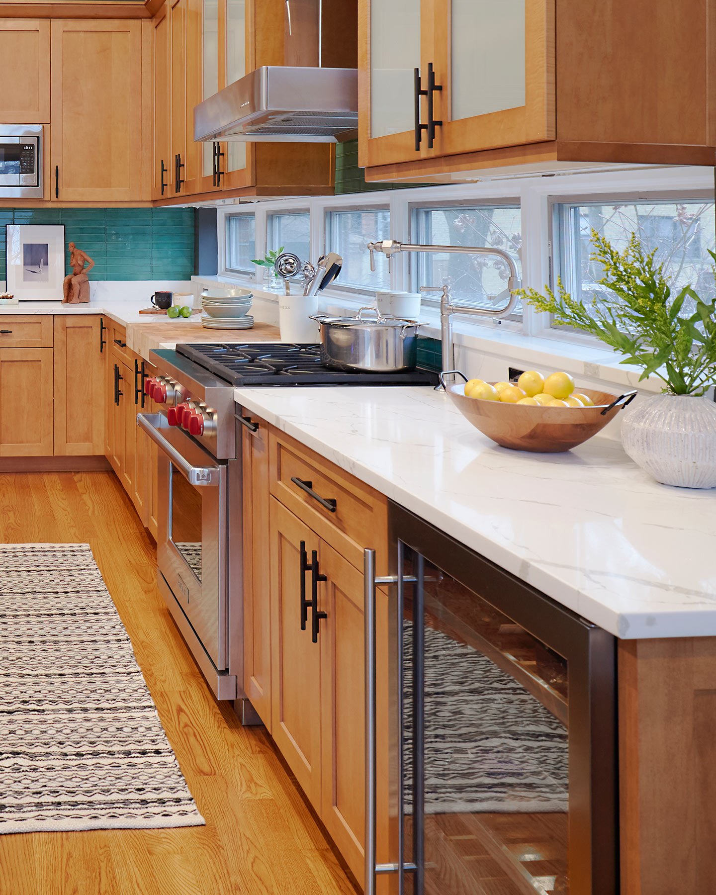 𝐀 𝐤𝐢𝐭𝐜𝐡𝐞𝐧 𝐝𝐞𝐬𝐢𝐠𝐧𝐞𝐝 𝐭𝐨 𝐟𝐞𝐞𝐥 𝐞𝐟𝐟𝐨𝐫𝐭𝐥𝐞𝐬𝐬. 𝐌𝐞𝐭𝐢𝐜𝐮𝐥𝐨𝐮𝐬𝐥𝐲 𝐜𝐨𝐧𝐬𝐢𝐝𝐞𝐫𝐞𝐝. 𝐌𝐚𝐝𝐞 𝐭𝐨 𝐛𝐞 𝐥𝐢𝐯𝐞𝐝 𝐢𝐧.⁠
⁠
Warm wood cabinetry brings softness and continuity, while clean lines and thoughtful proporti