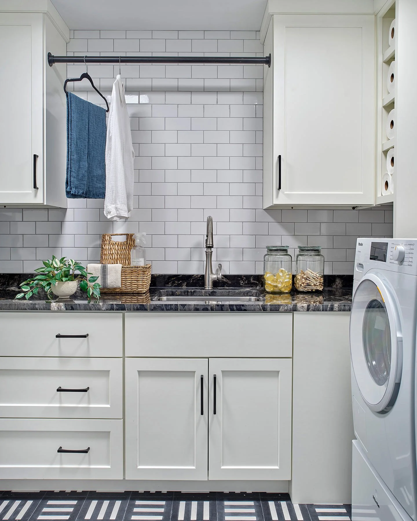 𝐀 𝐮𝐭𝐢𝐥𝐢𝐭𝐲 𝐬𝐩𝐚𝐜𝐞, 𝐞𝐥𝐞𝐯𝐚𝐭𝐞𝐝.⁠
⁠
Designed with the same restraint and intention as the rest of the home, this laundry room brings clarity to daily function. Crisp cabinetry establishes order. Subtle material contrast introduces dime