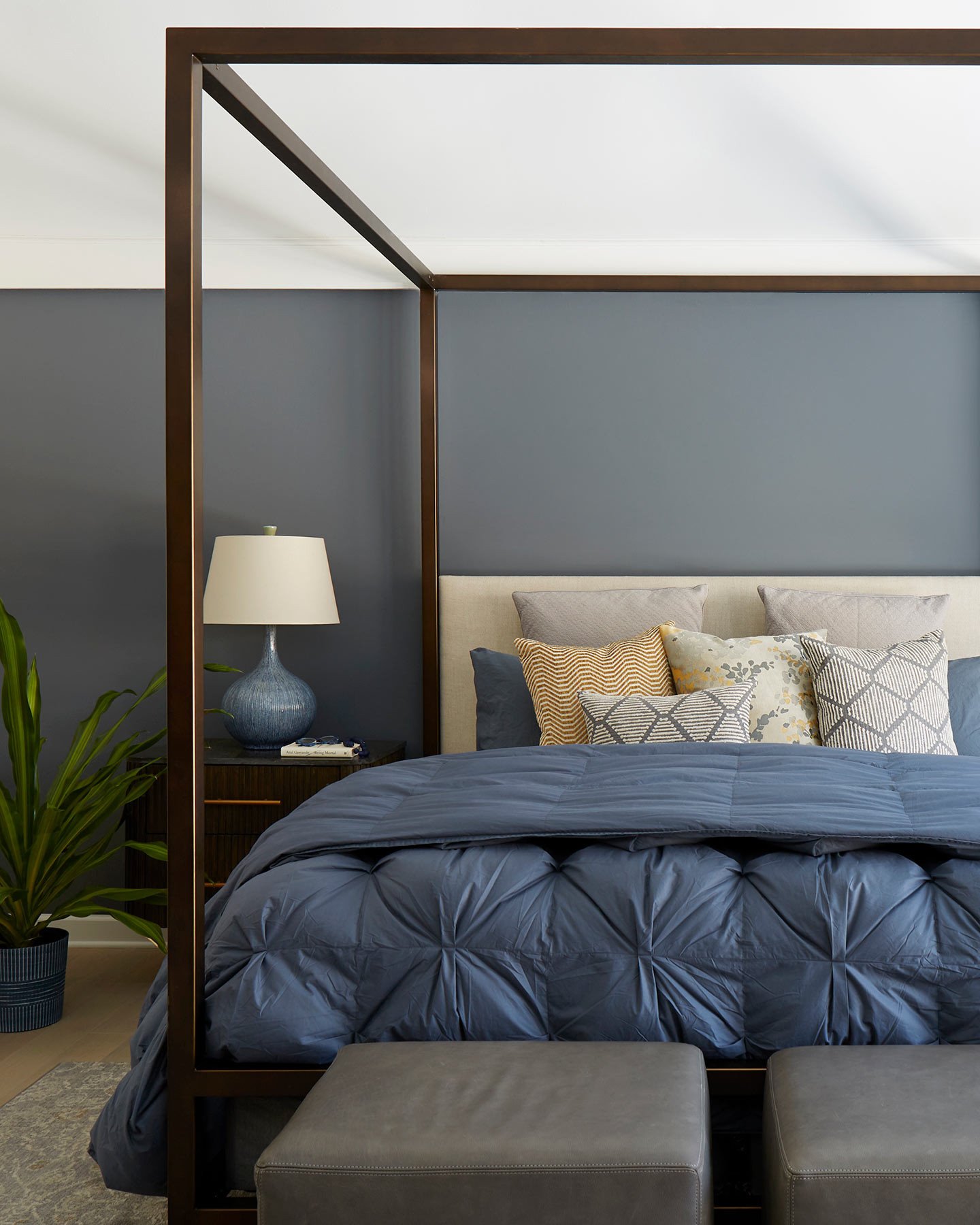 𝐀 𝐛𝐞𝐝𝐫𝐨𝐨𝐦 𝐝𝐞𝐬𝐢𝐠𝐧𝐞𝐝 𝐟𝐨𝐫 𝐫𝐞𝐬𝐭𝐨𝐫𝐚𝐭𝐢𝐨𝐧.⁠
⁠
Soft tonal layering creates depth without heaviness, allowing the space to feel grounded and open at once. The warmth of wood introduces structure, while gentle color establishes ca