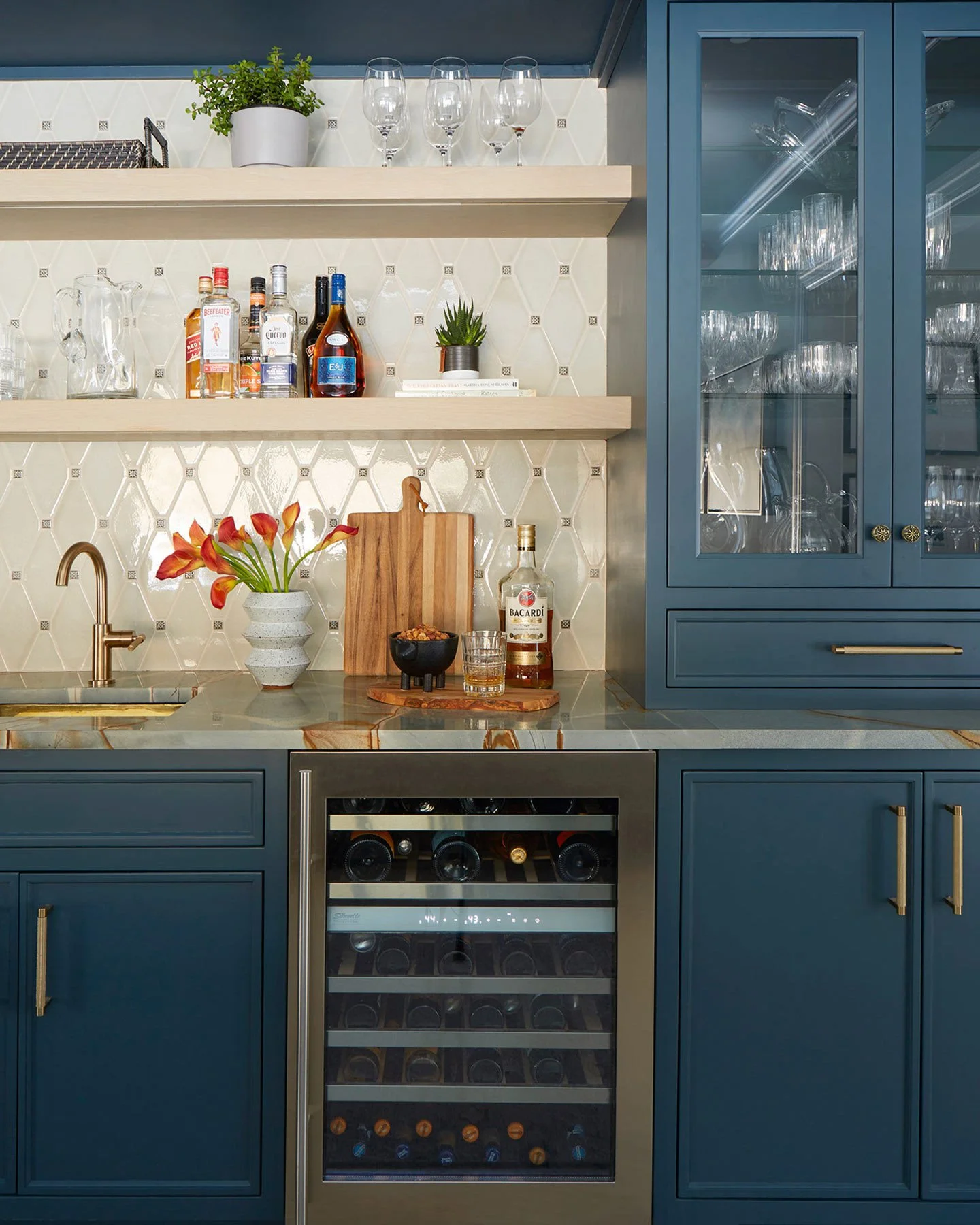 𝐂𝐫𝐞𝐚𝐭𝐞𝐝 𝐚𝐬 𝐚 𝐧𝐚𝐭𝐮𝐫𝐚𝐥 𝐩𝐨𝐢𝐧𝐭 𝐨𝐟 𝐜𝐨𝐧𝐧𝐞𝐜𝐭𝐢𝐨𝐧.⁠
⁠
Designed for a family who loves to gather and entertain, this space becomes an effortless social hub within the home. Rich cabinetry grounds the composition, while layered