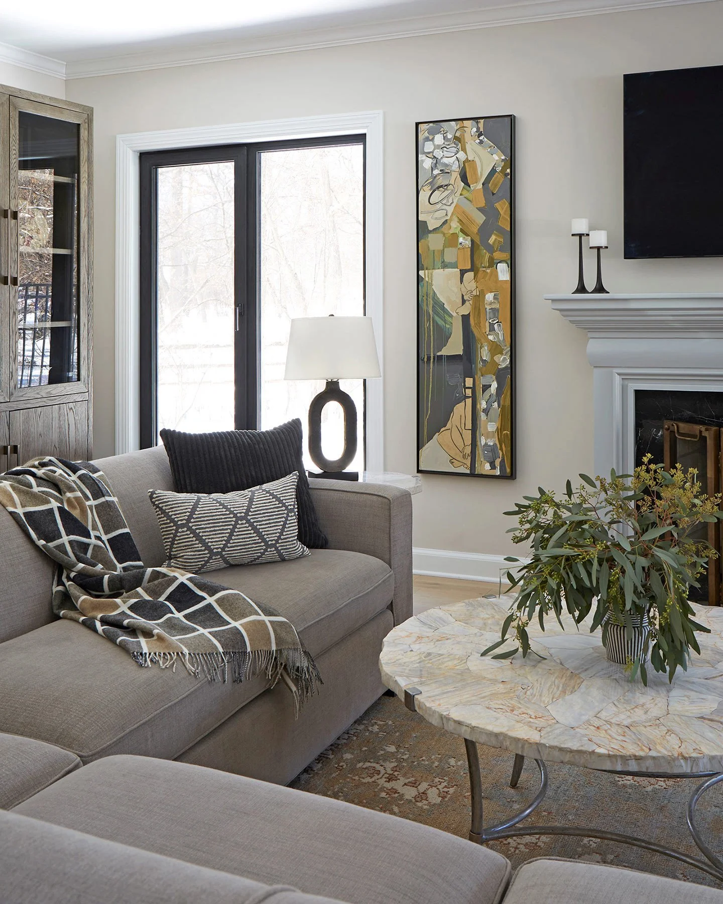 𝐀 𝐥𝐢𝐯𝐢𝐧𝐠 𝐬𝐩𝐚𝐜𝐞 𝐬𝐡𝐚𝐩𝐞𝐝 𝐛𝐲 𝐛𝐚𝐥𝐚𝐧𝐜𝐞 𝐚𝐧𝐝 𝐞𝐚𝐬𝐞.⁠
⁠
Soft tonal continuity creates a serene foundation, bringing a quiet sense of retreat to the room. Sculptural furnishings introduce form and presence. Light moves naturall