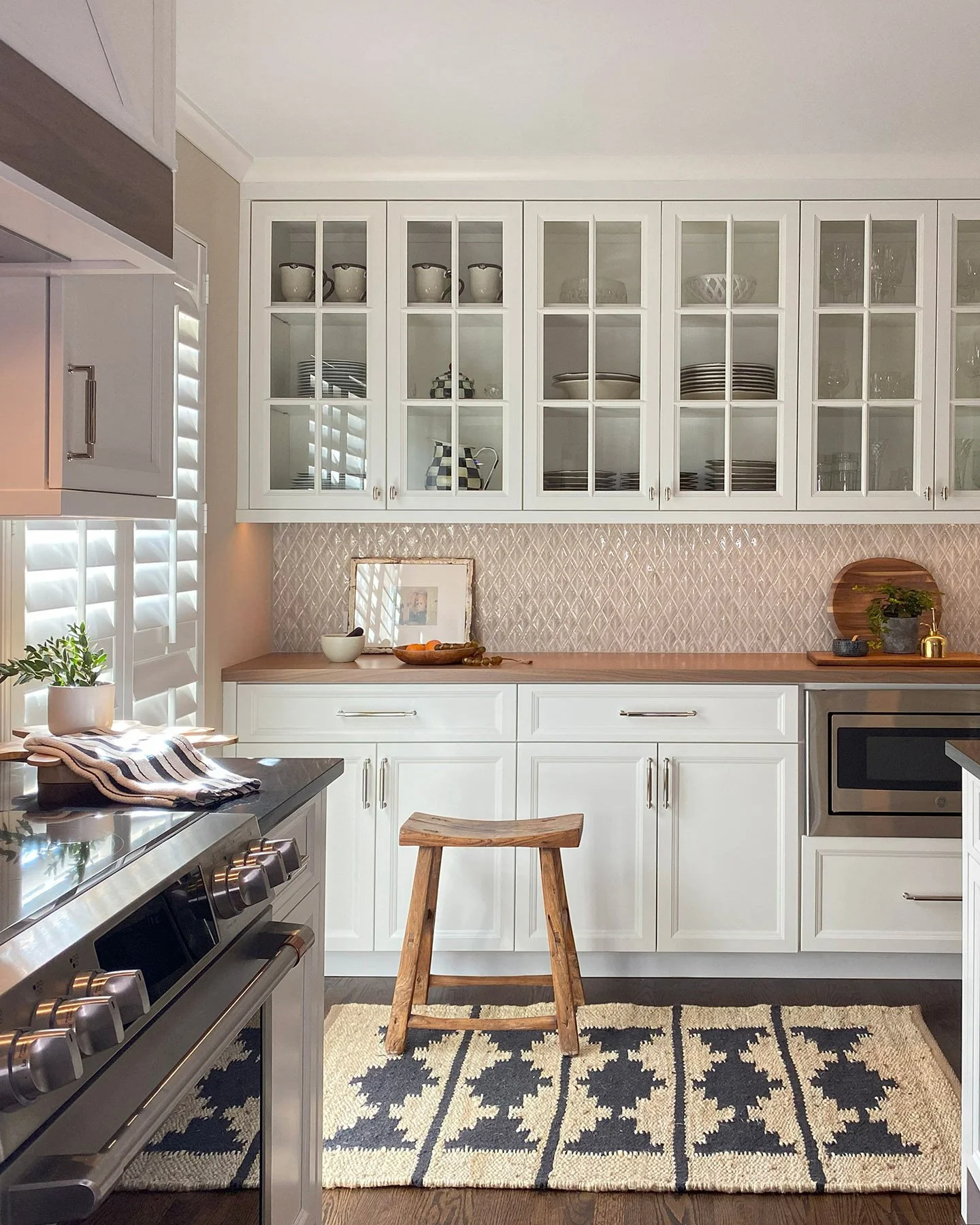 𝐀 𝐤𝐢𝐭𝐜𝐡𝐞𝐧 𝐝𝐞𝐟𝐢𝐧𝐞𝐝 𝐛𝐲 𝐢𝐧𝐭𝐞𝐧𝐭𝐢𝐨𝐧.⁠
⁠
Compact in scale yet rich in character, this kitchen blends classic cabinetry with layered finishes that bring warmth and depth. Balanced proportions ensure the space feels open, inviting, 