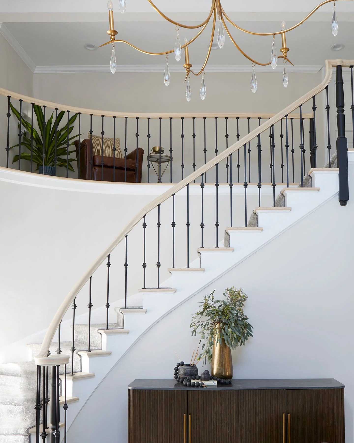 𝗔 𝗿𝗲𝗳𝗶𝗻𝗲𝗱 𝗺𝗼𝗺𝗲𝗻𝘁 𝘄𝗶𝘁𝗵𝗶𝗻 𝘁𝗵𝗶𝘀 𝗽𝗿𝗼𝗷𝗲𝗰𝘁, 𝘄𝗵𝗲𝗿𝗲 𝗲𝘅𝗶𝘀𝘁𝗶𝗻𝗴 𝗮𝗿𝗰𝗵𝗶𝘁𝗲𝗰𝘁𝘂𝗿𝗲 𝗶𝘀 𝗻𝗼𝘁 𝗿𝗲𝗽𝗹𝗮𝗰𝗲𝗱, 𝗯𝘂𝘁 𝗰𝗹𝗮𝗿𝗶𝗳𝗶𝗲𝗱.⁠
⁠
The original staircase remains, reworked to highlight its natural ch
