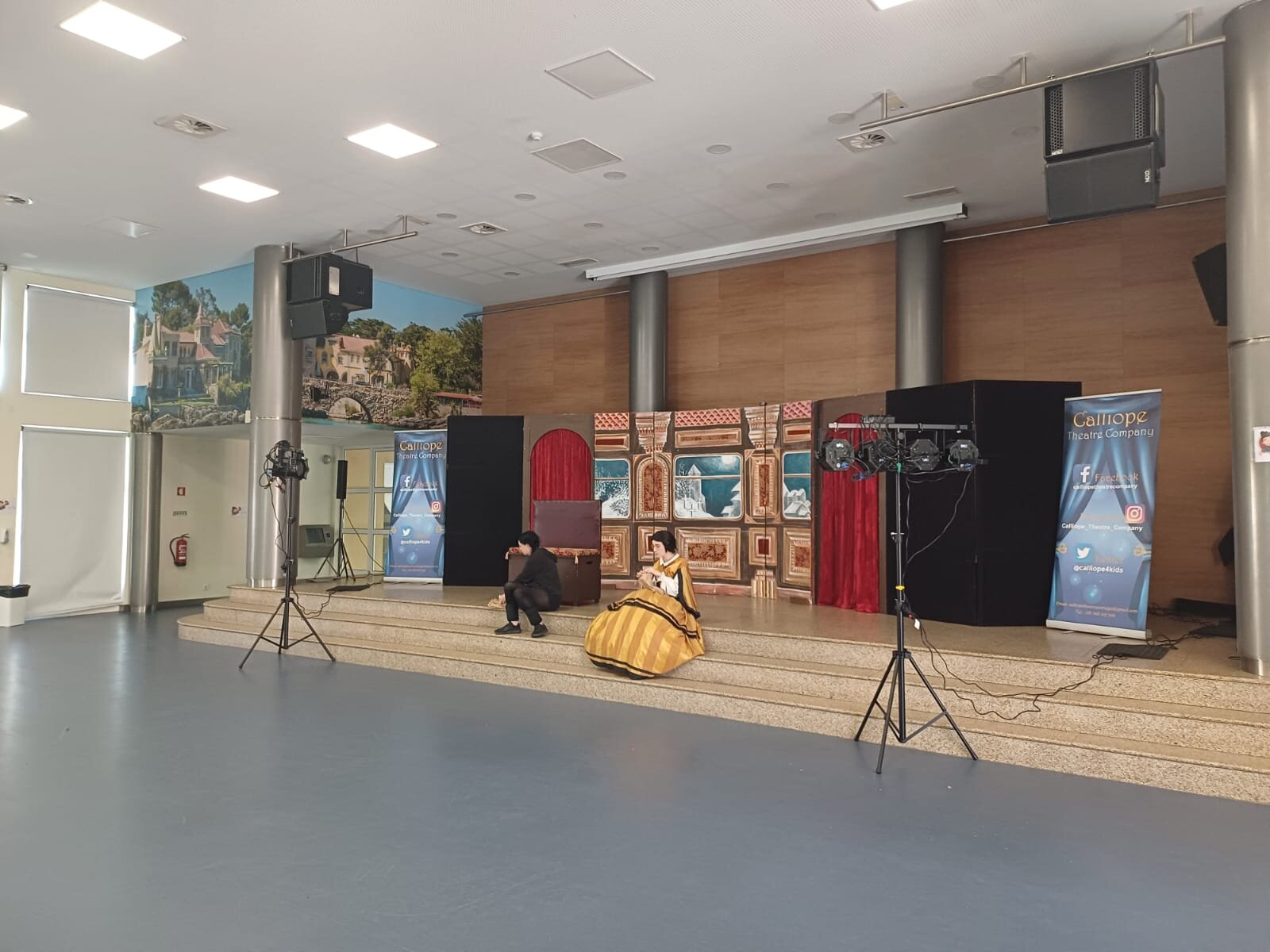 Second in our series of performance spaces! We don't need to be in a theatre or auditorium space: we can also set up in catinas, gymnasiums, or multipurpose rooms. We bring our own lights, sound, and sets, so your students can get that 'theatre feel'