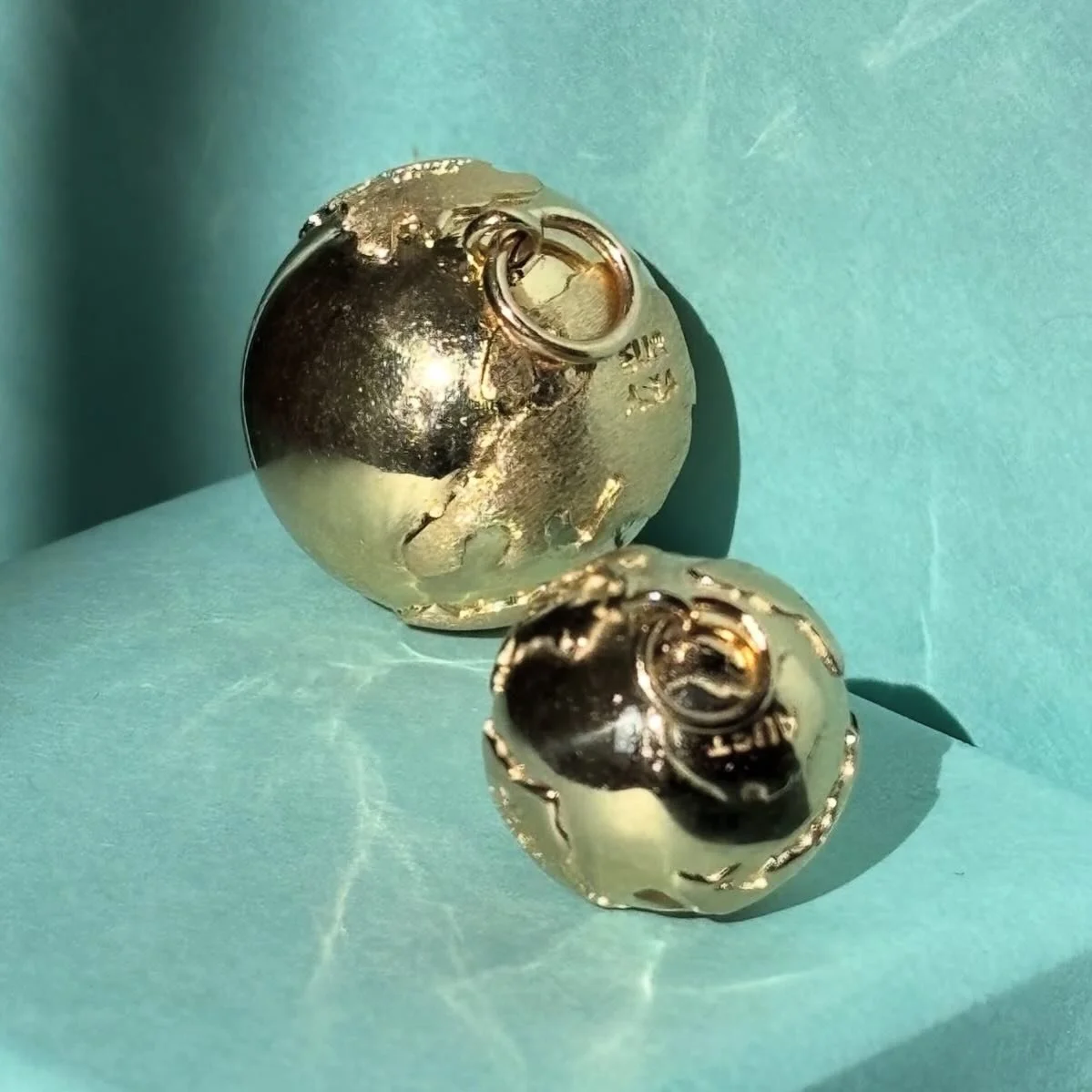 Love to travel? Our gorgeous globe now comes in 2 sizes - perfect for a bracelet or necklace. 🌎