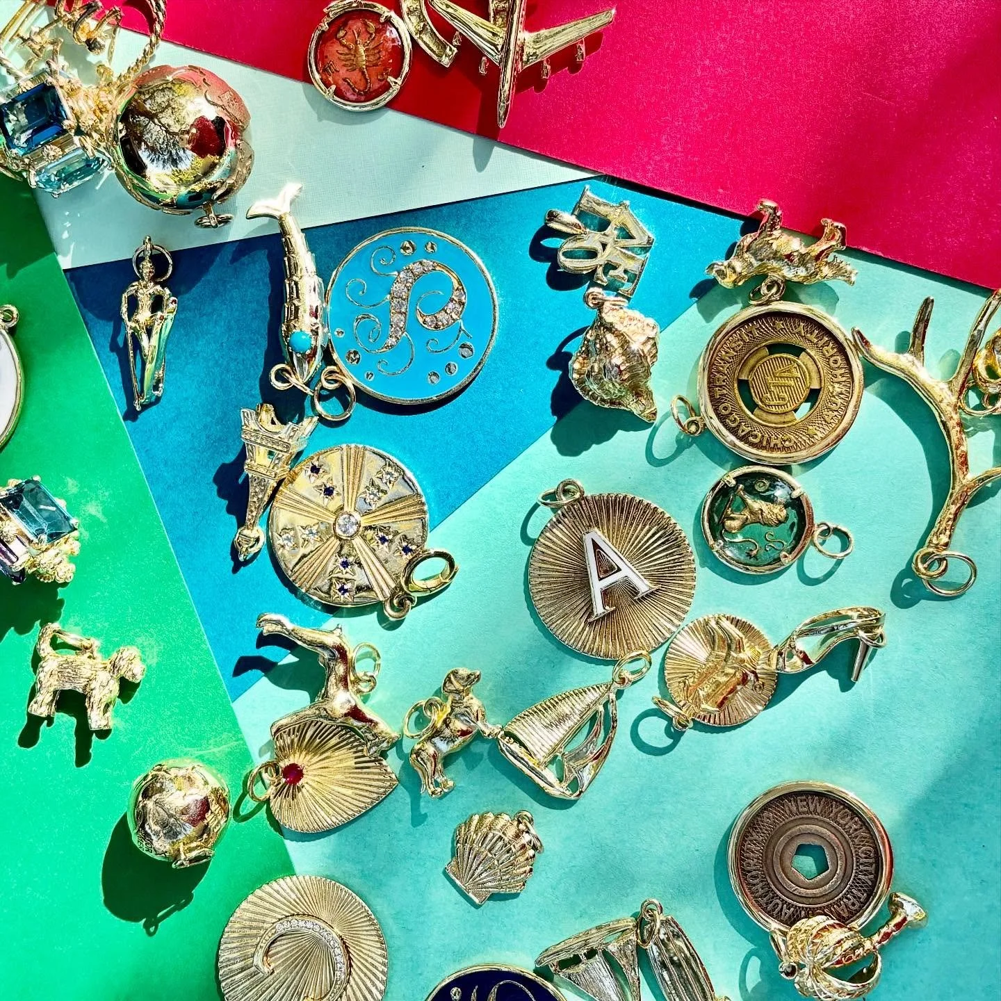 Time to start thinking about gift giving! ✨ Check out our stories for 10 days of gift ideas for the jewelry lover (and the skier, the dog mom, the beach bum, the fashionista and more!) 🎁