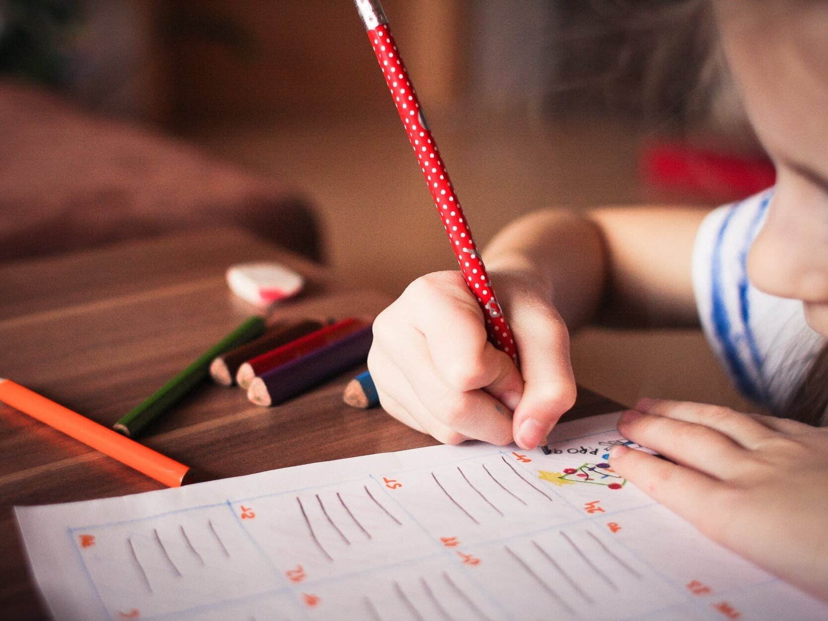 Ett barn som har stenkoll på sina pennor. Håller i sin näst bästa penna.