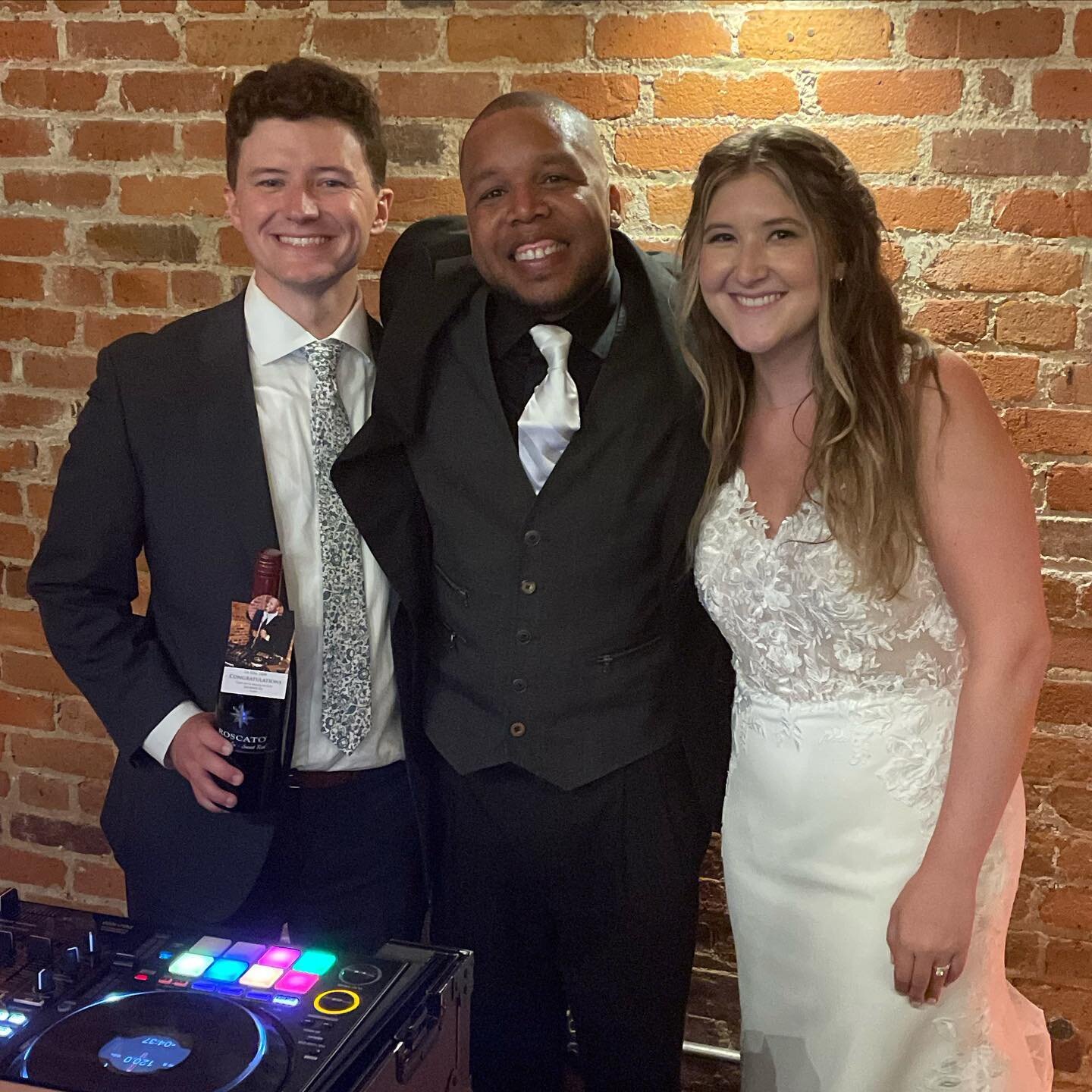 Epic nite!! Congrats Parker &amp; Mallorie!! Party was long overdue for the fam &amp; friends!! Woo Hoo!!!

.⁣
.⁣
.⁣
.⁣
.⁣
#bridal #bride #brideandgroom #bridetobe #1800mediagroup #dj #djlife #djs #djsetup #eventmanager #firstdance #groom #djdre1800 