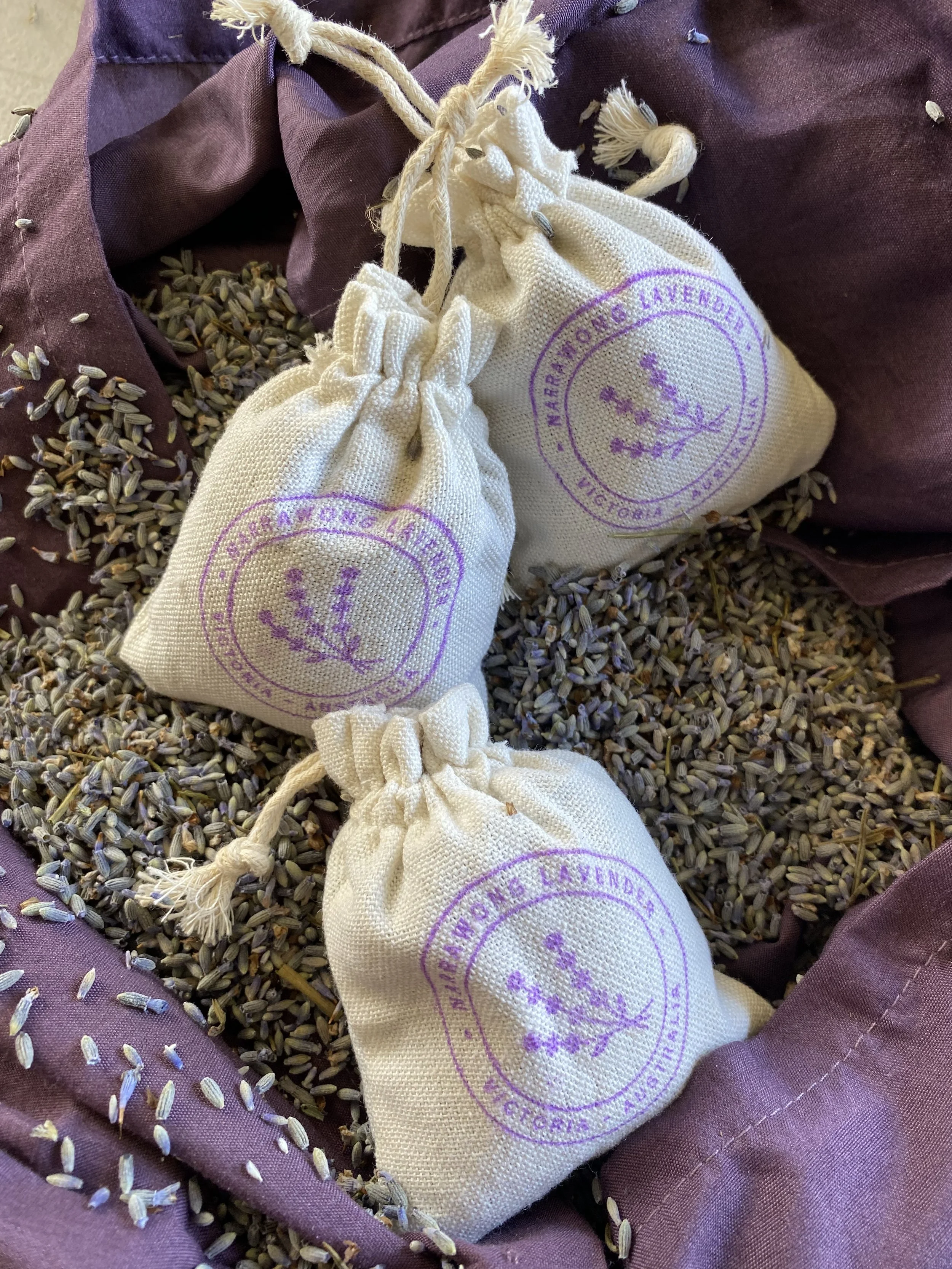 Dried lavender buds: natural cotton bag