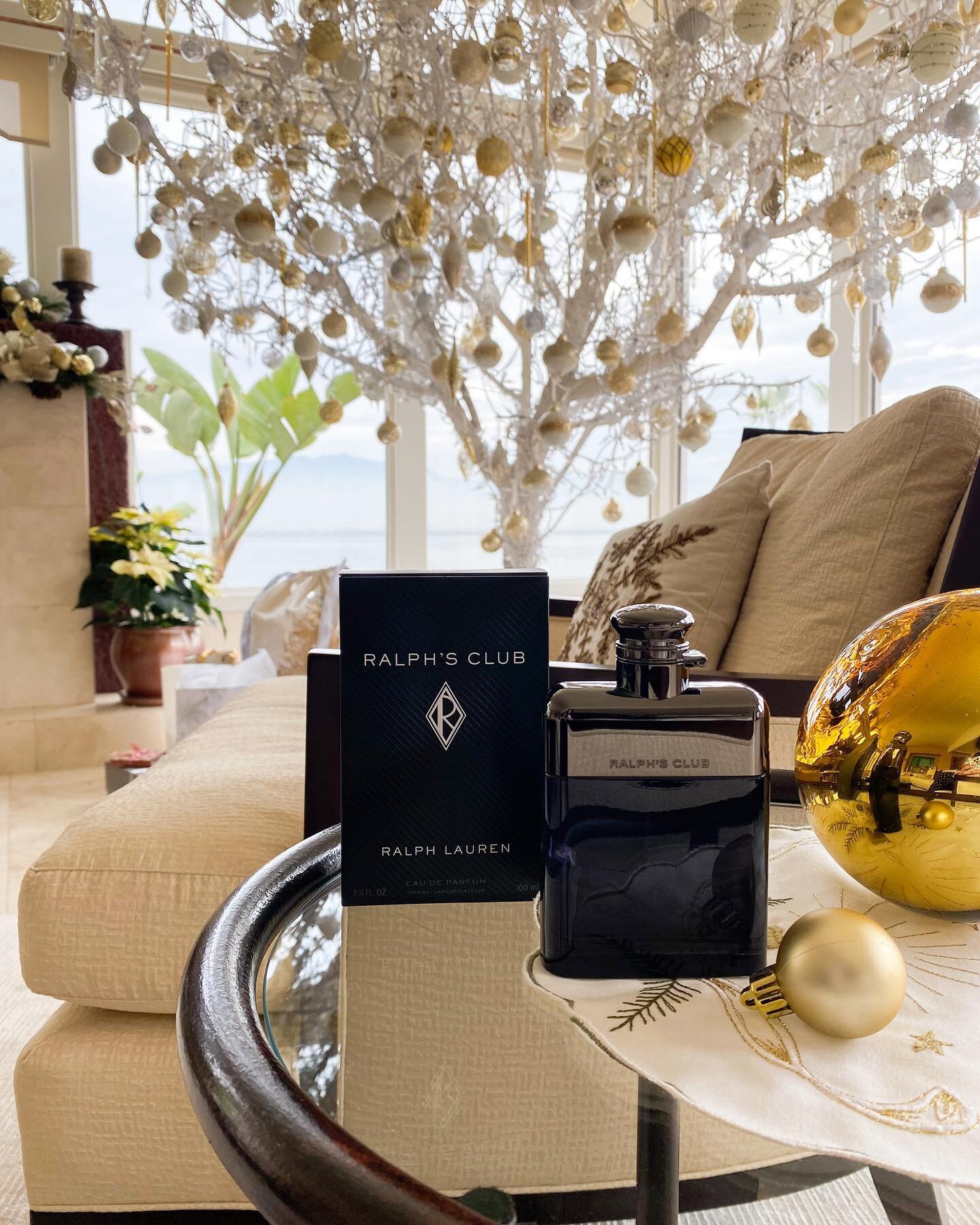 To: my one and only 
From: yours truly 

I love this time of year! Perfect for the occasion. I just have found the perfect gift for @jaguarjau. One he can share with me! 🙃 The new unisex #RalphsClub from @ralphlaurenfragrances has a sophisticated sc