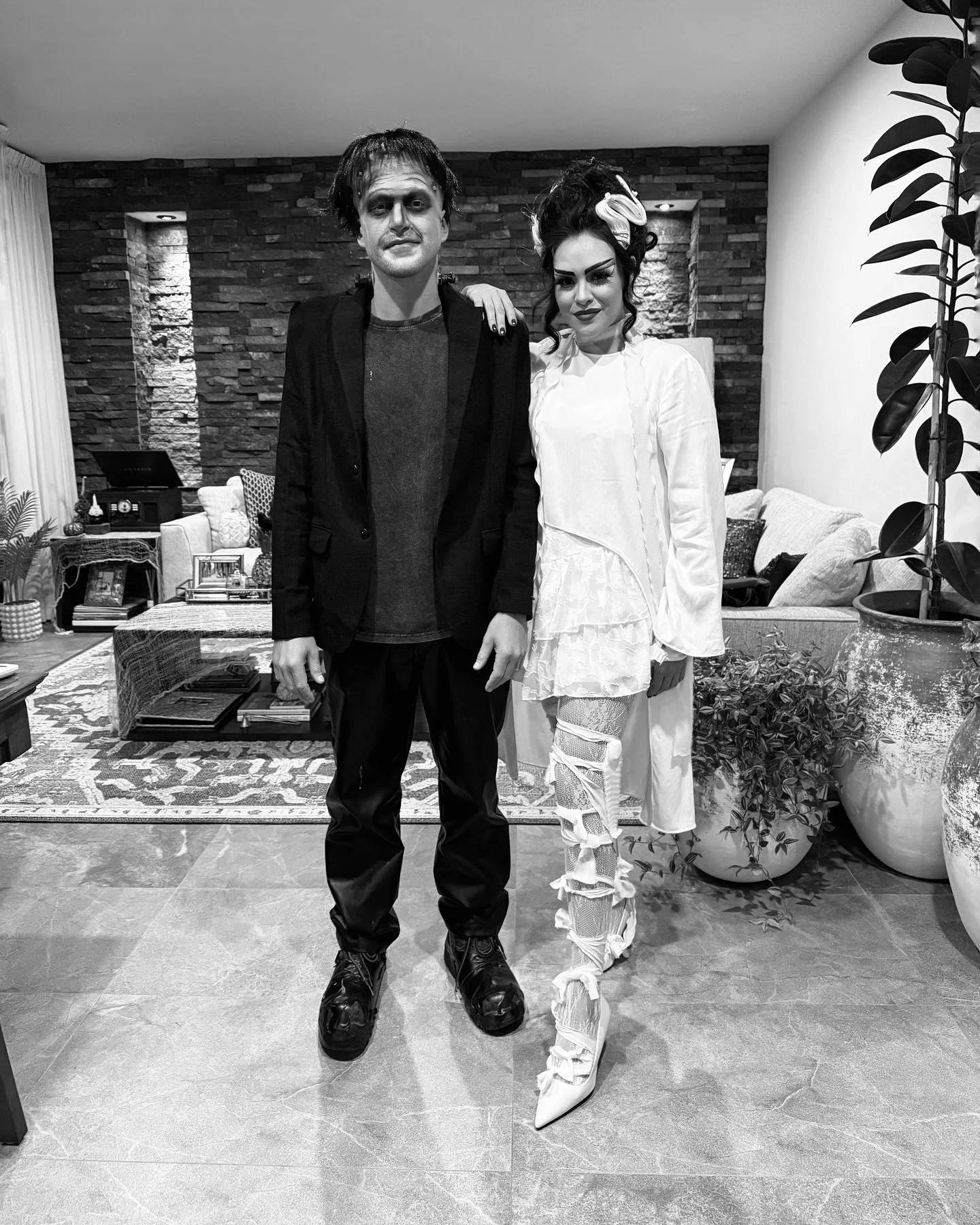 The Jauregui Novelo residence welcomes you to their annual Halloween party! Aka a los que les encanta el rollo! 🕸️‼️🎃🌚👁️🧟&zwj;♂️🕺🏻🎃🫀☠️🎞️🕷️
Un aplauso para @jaguarjau por seguirme el rollo en mis locuras (este a&ntilde;o &eacute;l escogi&oa