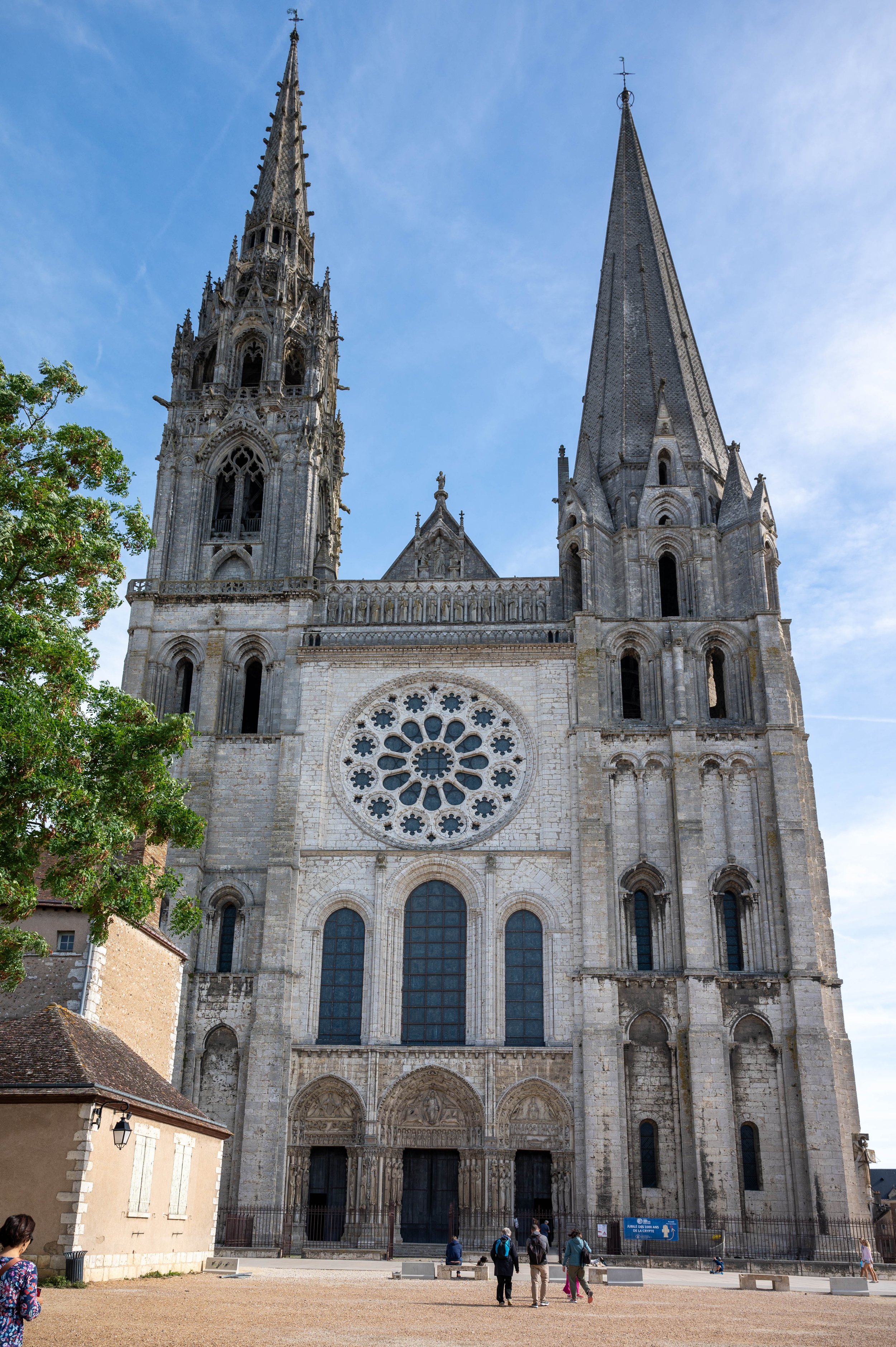 Chartres Cathedral and market-5.jpg