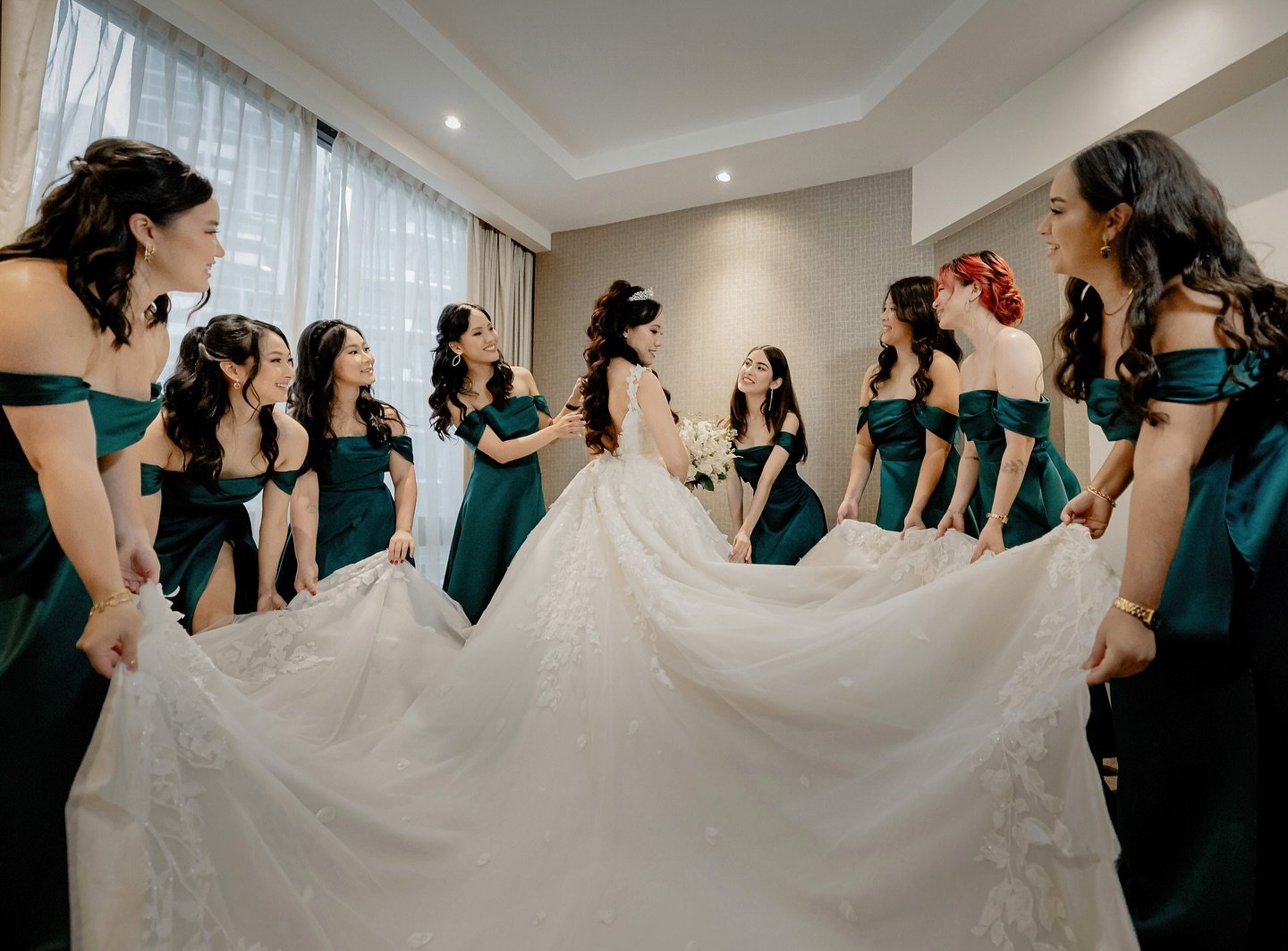 Que boda!!! Hay tantos momentos muy bonitos que es dif&iacute;cil elegir solo un par de fotos. Este post es un breve resumen del final del getting ready, first look, entrada, baile, ramo y liga!🥹🤍 @brandonliao &amp; @dianang21 🔝🫶🏼✨
.
.
.
#boda #