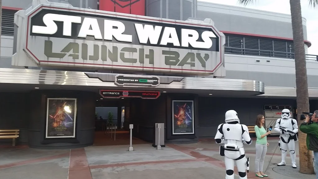 Star_Wars_Launch_Bay.jpg