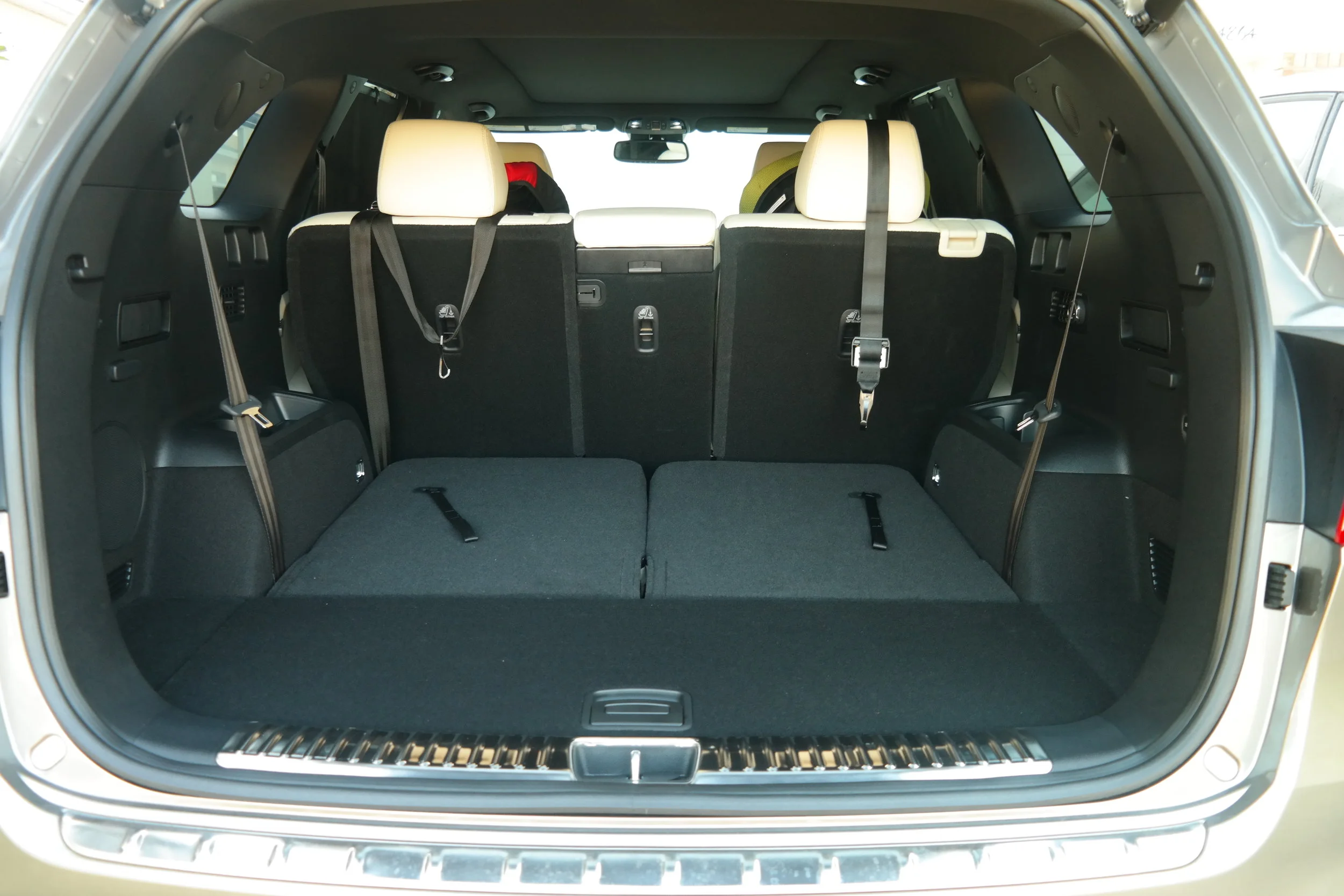 Kia_Sorento_Trunk.jpg