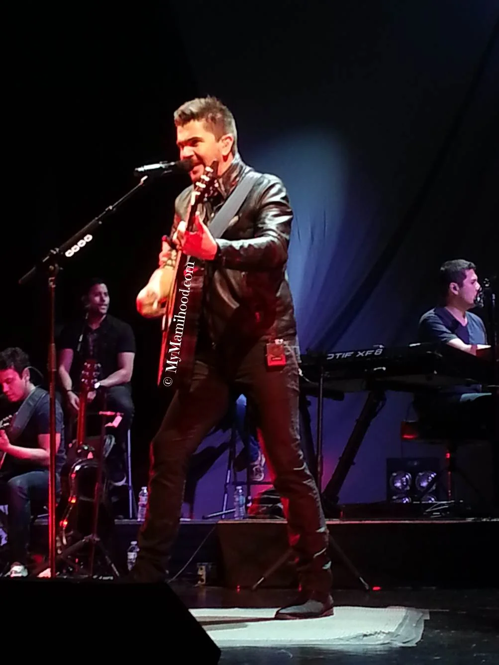 Juanes_Singing.jpg