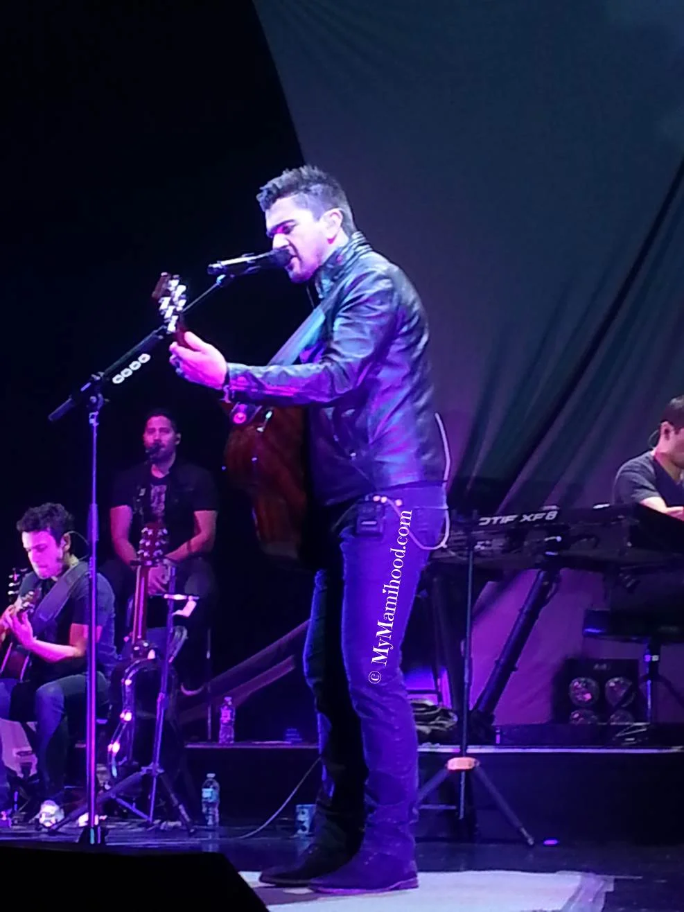 Juanes_Singing2.jpg
