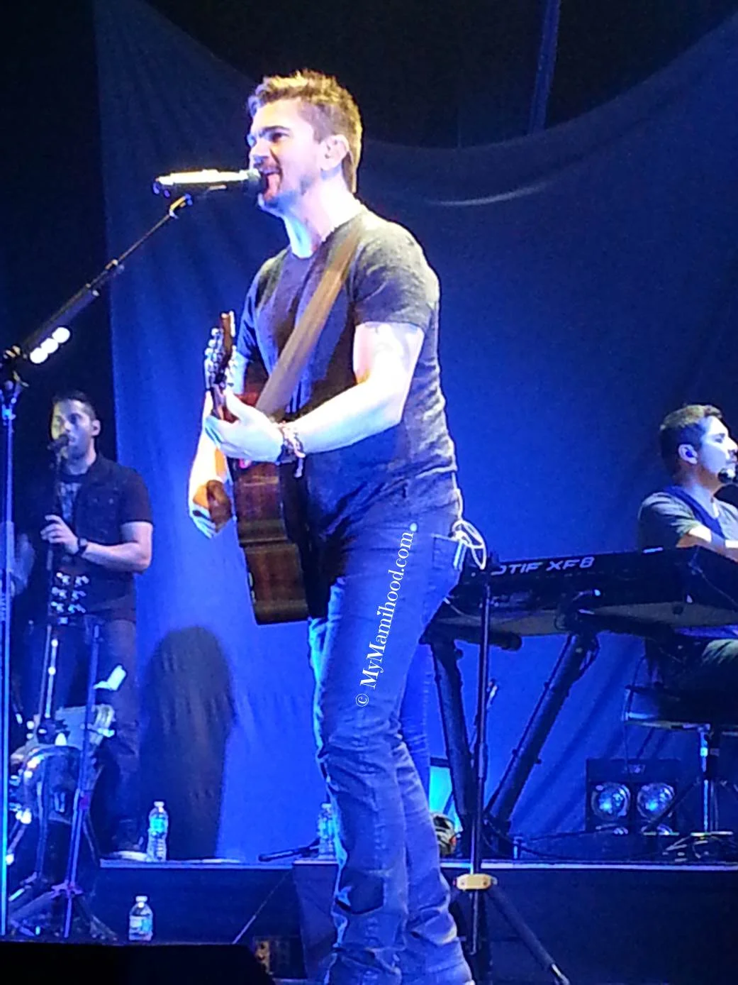 Juanes_Singing3.jpg