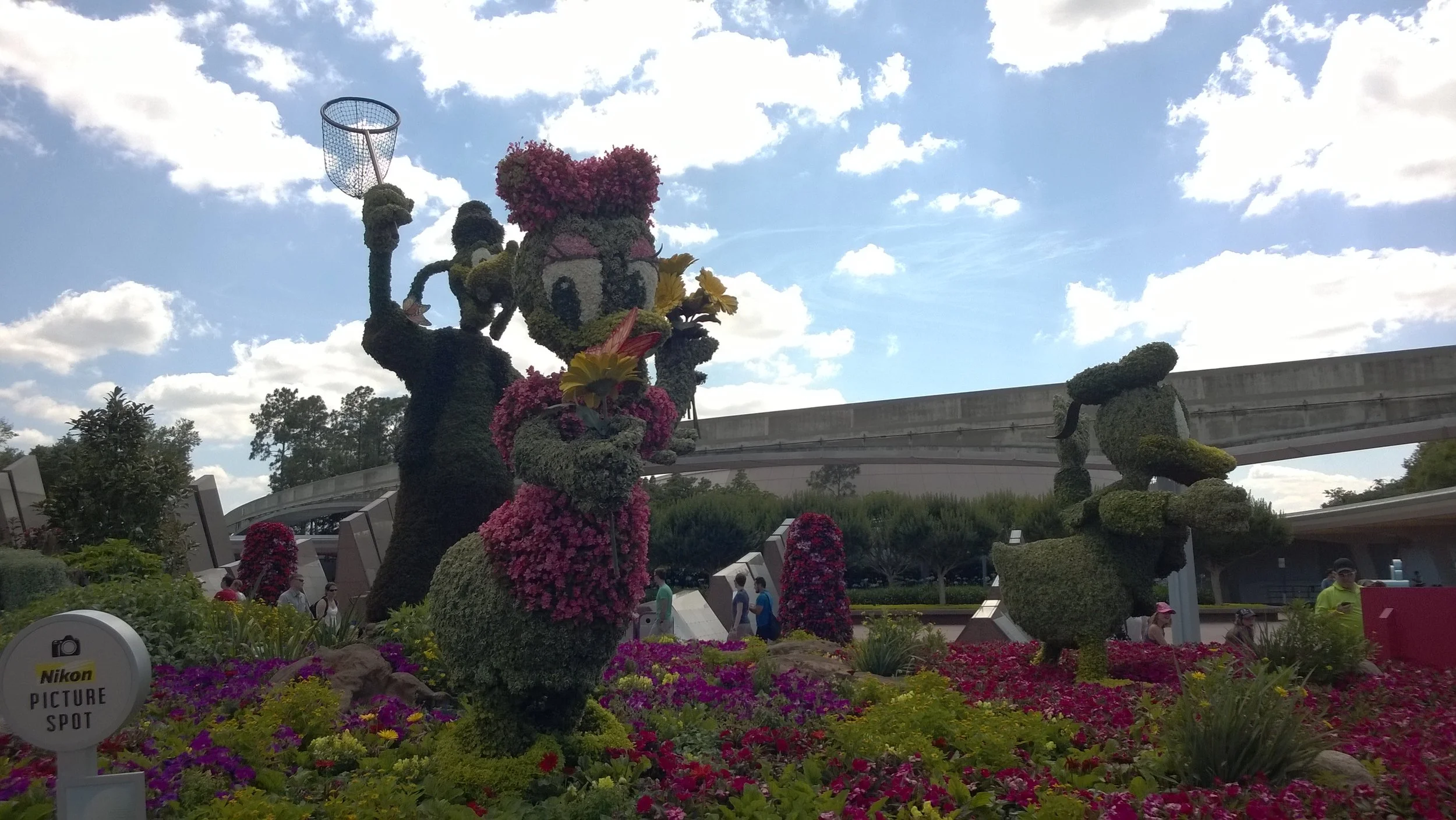 Epcot_Daisy_Topiary.jpg