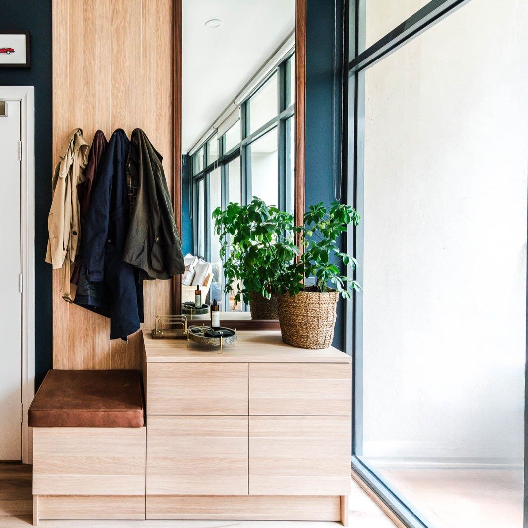 Custom joinery creates an entrance drop zone, a coat rail, a seat, extra storage AND a hidden kitty toilet. What else would we do with a blank wall!

#apartmentliving #apartmentlivingroom #apartmentlivingroomdesign #interiordesign #homedesign
