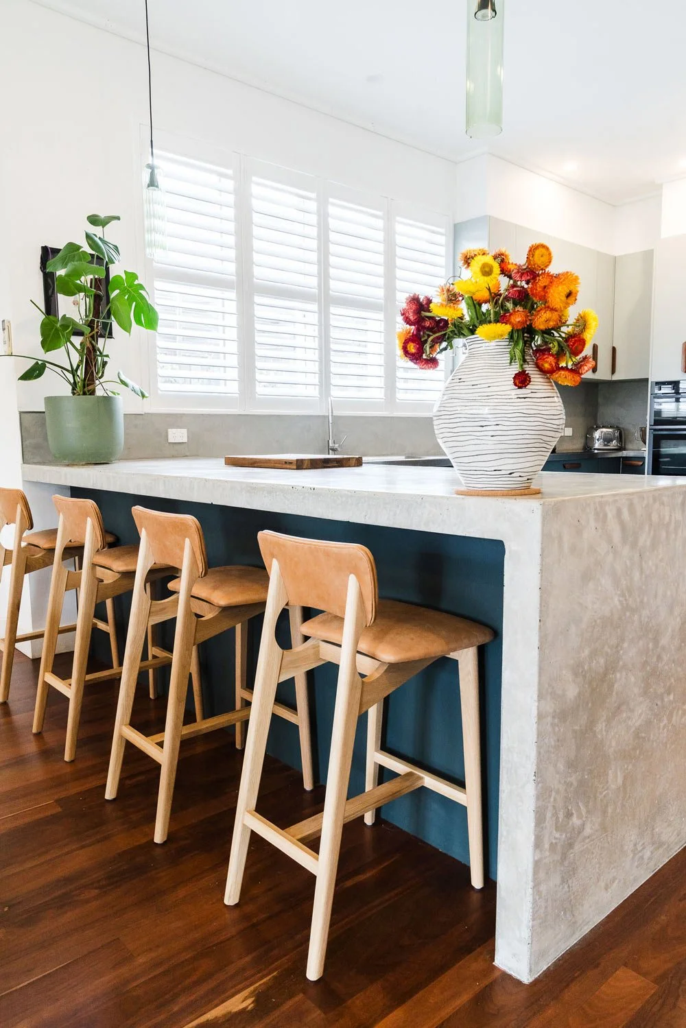 kitchen peninsula with leather stools